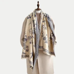 Dettaglio di sciarpa in cashmere vintage con motivi floreali blu navy e frange eleganti