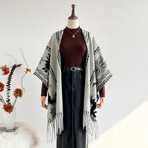 Ethno-Strickschal Poncho mit geometrischem Muster und Fransen für herbstliche Outfits