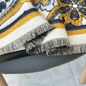 Détail du motif cachemire et des franges douces sur un châle de voyage en pashmina