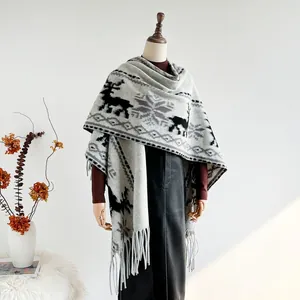 Grauer Ethno-Strickschal mit Rentier-Jacquardmuster und Fransen auf der Puppe