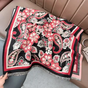 Détail d'une écharpe en cachemire rouge à motif cachemire avec texture et franges