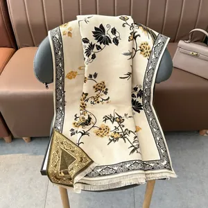 Scialle invernale in stile etnico beige con stampe floreali e dettagli in frangia