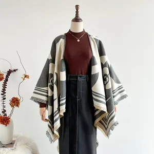 Châle en maille jacquard camélia pour femme avec franges élégantes en crème et gris