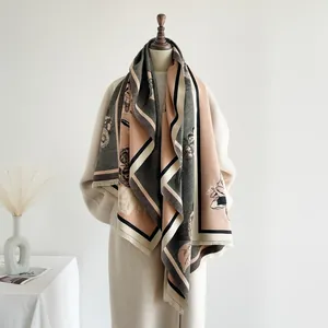 Eleganter Pashmina-Schal mit floralem Jacquard, rosa Farblock-Design und Quasten