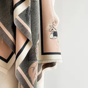 Eleganter Schal mit Blumen-Jacquard, Kaschmir-Gefühl, Fransenkante und Geometrie-Muster