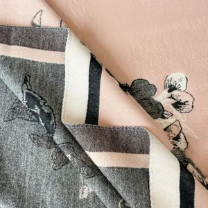 Makro-Detail von elegantem Blumen-Jacquardmuster auf weichem Pashmina-Stoff