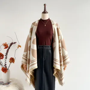 Détail d'un châle en cachemire mélangé avec motif camélia, franges et blocs de couleurs