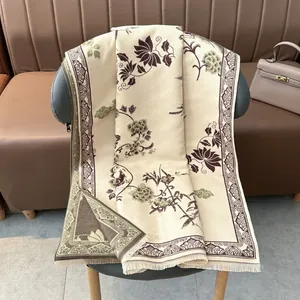 Elegante scialle beige stile cashmere con motivi floreali vintage e frange sottili