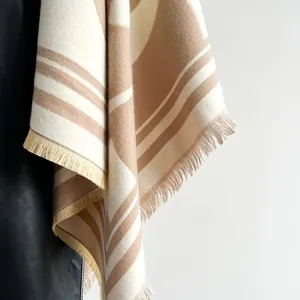 Gros plan détaillé d'un châle à motif géométrique avec franges élégantes et tissu doux