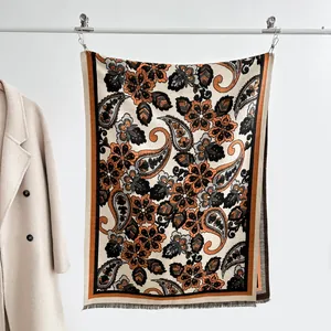 Détail de châle pashmina jacquard épais avec motifs paisley et franges orange de style vintage