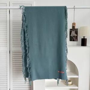 Écharpe bleu cyan aspect cachemire avec franges et étiquette pour la chaleur d'hiver