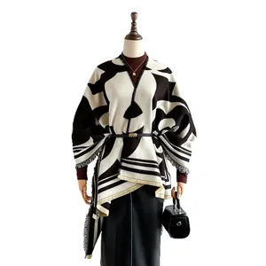 Élégant poncho en maille camélia épais avec franges et motif floral géométrique abstrait