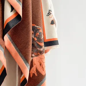 Nahaufnahme eines eleganten Blumen-Jacquard-Schals mit feinen Fransen und weicher Textur