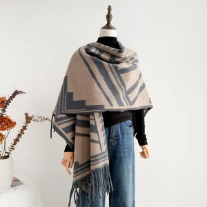 Übergroßer geometrischer Schal-Cardigan mit Quasten auf Mannequin für den Herbst