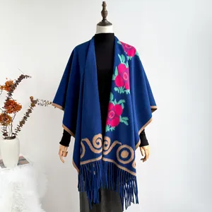 Poncho en maille bleu foncé pour femme avec motifs floraux et longues franges