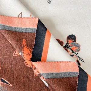 Nahaufnahme des eleganten Blumen-Jacquard-Schals mit weicher Textur und Retromuster