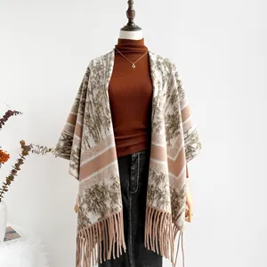 Damen Waldprint-Schal mit Quastensaum an einem warmen Herbst-Winter-Outfit gezeigt
