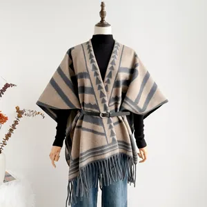 Übergroßer Strickponcho im britischen Stil mit geometrischem Muster und Fransen