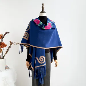 Châle en tricot bleu marine à broderies florales et longues franges de style ethnique