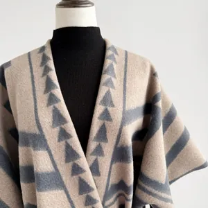 Britisches Oversize-Poncho-Tuch mit Quasten und geometrischen Mustern in Beige und Grau