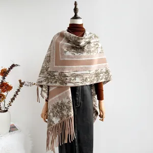 Gestrickter Schal mit Waldmuster und Fransen an einer Holzschaufensterpuppe
