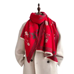 Elegante sciarpa rossa stile cinese con motivo floreale e nappe su un cappotto