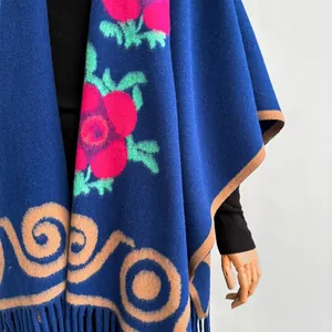 Châle bleu royal à fleurs roses et franges dans un style ethnique chinois