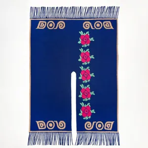 Détail d'un châle bleu marine ethnique avec broderie florale rose et franges