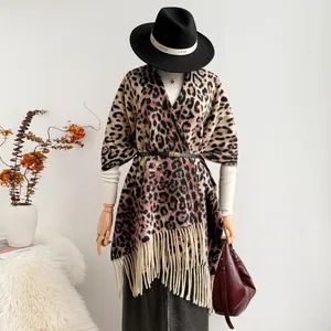 Châle en tricot imprimé léopard avec franges et ceinture sur un mannequin en bois