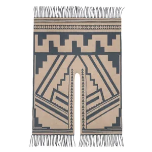 Britischer Strick-Poncho mit geometrischem Muster, Fransen und U-Ausschnitt in Erdtönen