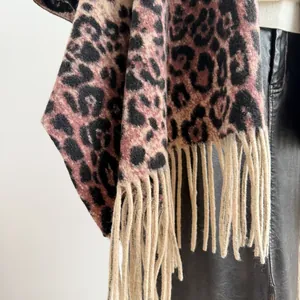 Châle épais à imprimé léopard avec de longues franges et motifs animaliers pour l'hiver