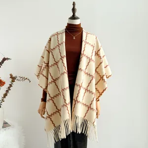 Eleganter beigefarbener Strickschal mit braunem Wellenmuster und Fransen am Saum