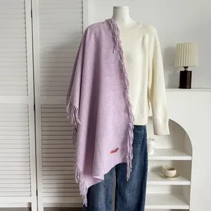 Détail d'une écharpe en cachemire lavande avec des franges sur un mannequin