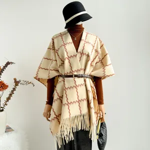 Eleganter beiger Karo-Strickponcho mit langen Fransen und stilvollem Herbst-Design