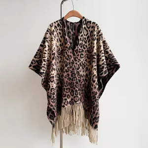 Châle Cape à Glands Imprimé Léopard pour Femmes Imitation Cachemire Épaissi Ouvert sur le Devant Écharpe Chaude d'Hiver Poncho Élégant