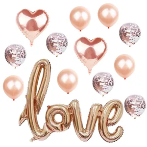 Dettaglio del set di palloncini oro rosa con scritta love e palloncini con coriandoli