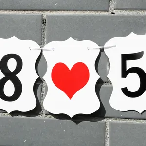 Detalle de tarjetas para pancarta Just Married con números y diseño de corazón
