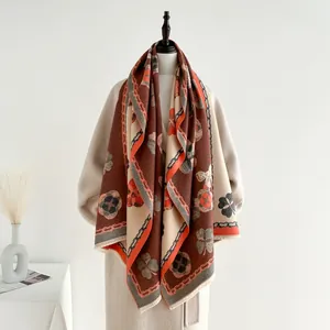 Détail d'un châle d'hiver effet cachemire avec motif camélia vintage et franges