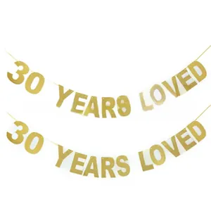 Detalle de banner dorado brillante 30 Years Loved para decoración de fiestas y aniversarios