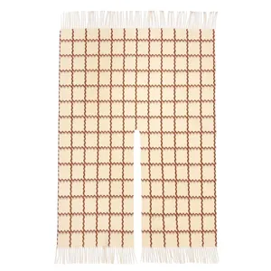 Gestrickter Schlitz-Schal mit braunem Wellengittermuster und eleganten langen Fransen