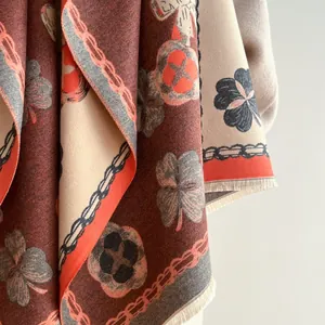 Détail d'un châle camélia élégant avec franges et texture douce en imitation cachemire