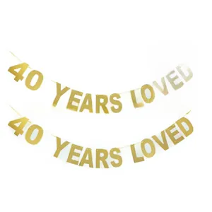 Detalle del cartel dorado brillante 40 YEARS LOVED para decoración de aniversario o fiesta