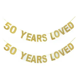 Detalle del cartel dorado 50 YEARS LOVED para decoraciones de fiesta de 50 años