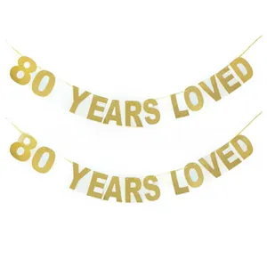 Detalle de pancarta dorada brillante 80 Years Loved para fiesta de 80 años o aniversario