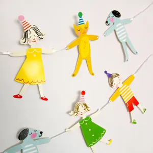 Detail von niedlichen Cartoon-Girlanden aus Papier für Kindergeburtstagsdekorationen