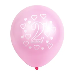 Détail d'un ballon en latex rose avec imprimé blanc 2e anniversaire et motifs cœurs