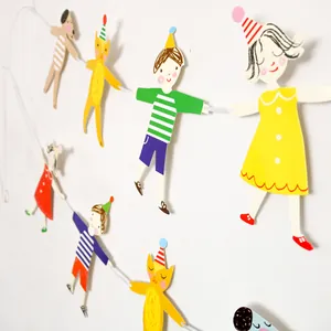 Detailansicht der bunten Papiergirlande mit handgezeichneten Kindern und Haustieren