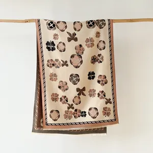 Châle élégant en cachemire synthétique avec imprimé fleurs de camélia pour l'hiver