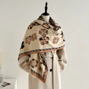 Détail d'un châle camélia élégant avec imprimé floral vintage sur une écharpe d'hiver douce