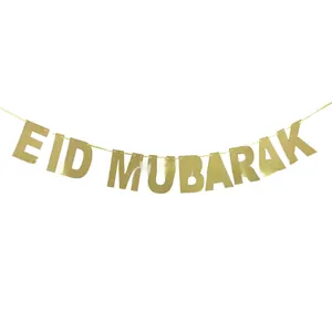 Pancarta dorada brillante de Eid Mubarak con cuerda festiva sobre fondo blanco